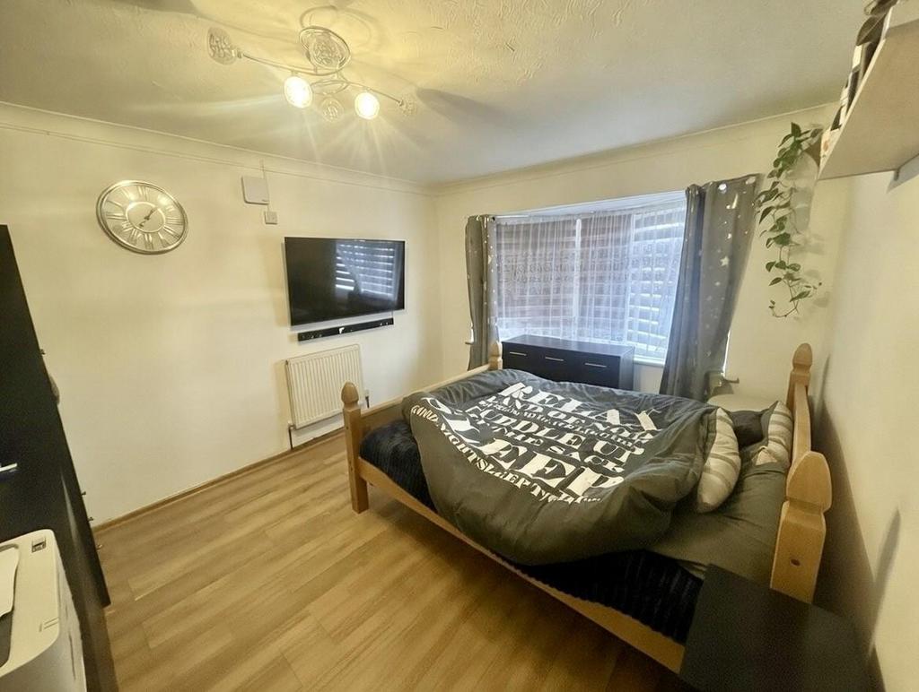 Bedroom 1.jpg
