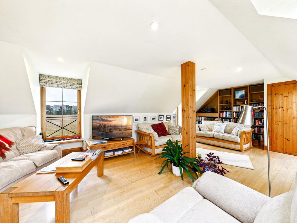 Lounge/Master Suite