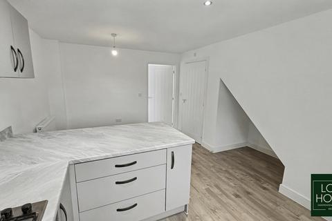 3 bedroom semi-detached house to rent, Swanage Close, Cottam, Preston, Lancashire, PR4 0QS
