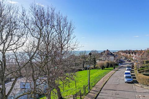 2 bedroom end of terrace house for sale, Bembrook Road, Hastings