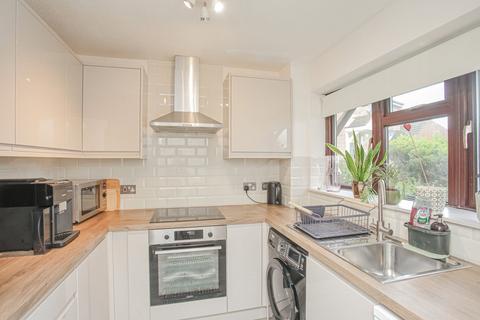 2 bedroom end of terrace house for sale, Winchelsea Close, Banbury