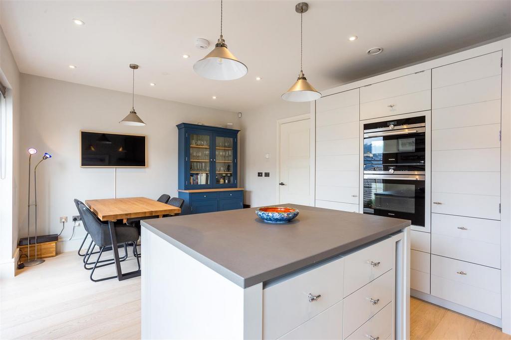 Kitchen (3).jpg