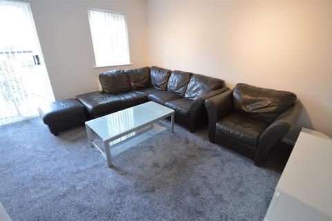 2 bedroom flat to rent, Stretford Road, Manchester M15