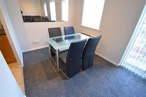 2 bedroom flat to rent, Stretford Road, Manchester M15