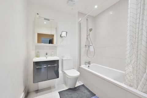 2 bedroom flat for sale, The Gateway, Omega Court The Gateway, WD18