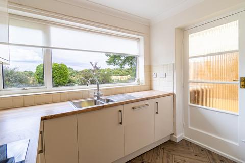 2 bedroom semi-detached house to rent, Wheatley Drive, North Wotton