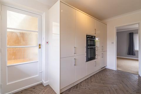2 bedroom semi-detached house to rent, Wheatley Drive, North Wotton