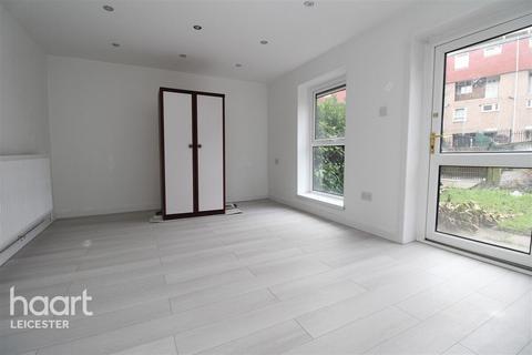 3 bedroom maisonette to rent, Taurus Close, Leicester