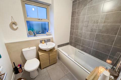3 bedroom semi-detached house for sale, Kentmere Approach, Leeds. West Yorkshire