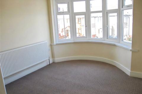 3 bedroom end of terrace house to rent, Hickman Road, Romford RM6