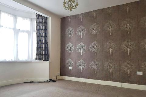 3 bedroom end of terrace house to rent, Hickman Road, Romford RM6