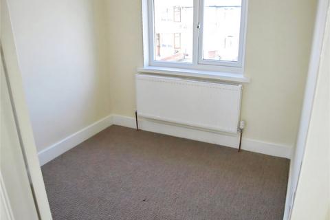 3 bedroom end of terrace house to rent, Hickman Road, Romford RM6