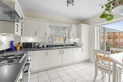 2 bedroom flat for sale, Copperfields, High Wycombe HP12
