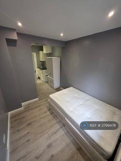 Studio to rent, Penderry Rise, London, SE6