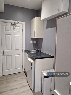 Studio to rent, Penderry Rise, London, SE6
