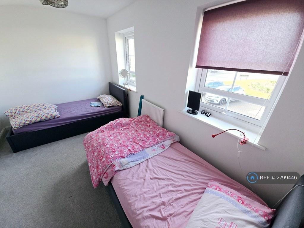 Large Second Bedroom - 2 Ottoman Single Beds