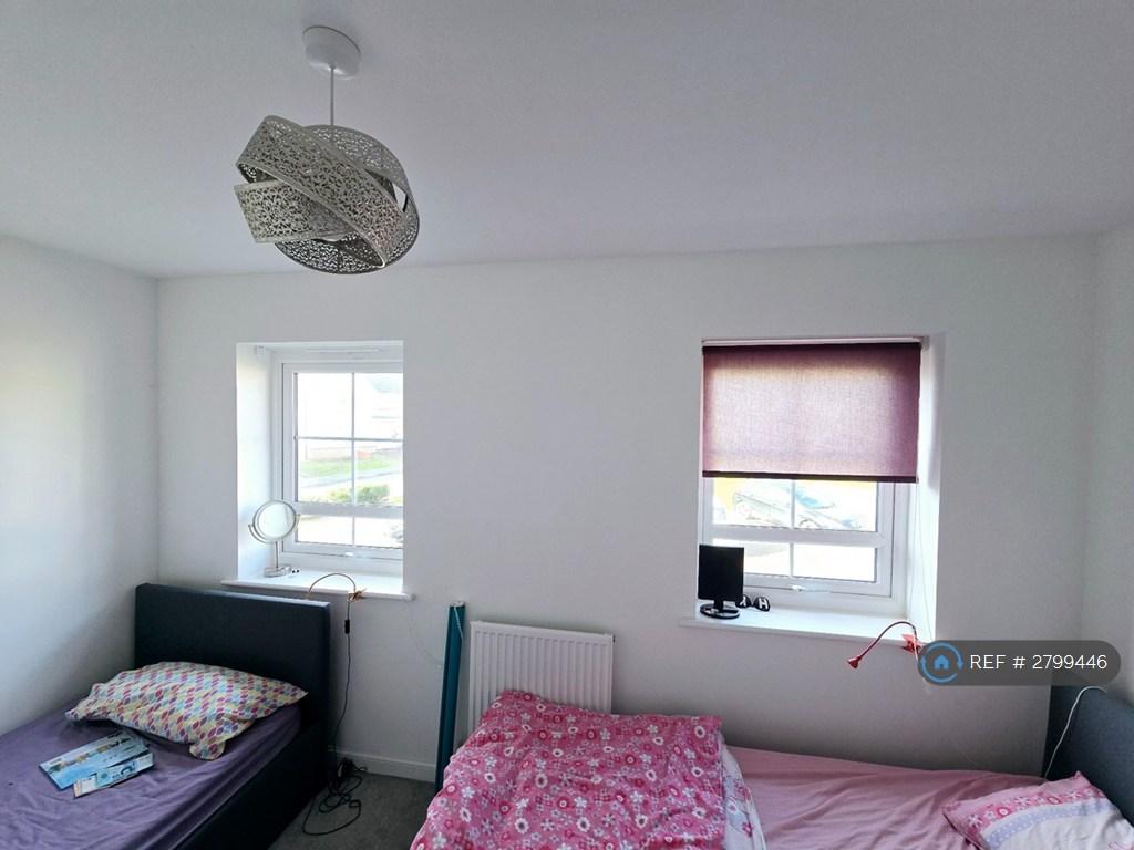 Large Second Bedroom - 2 Ottoman Single Beds