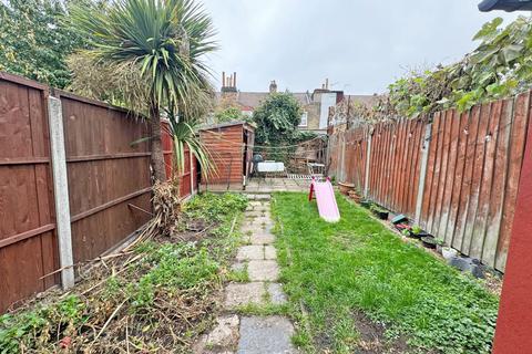 3 bedroom terraced house to rent, Nine Acres Close, London, E12
