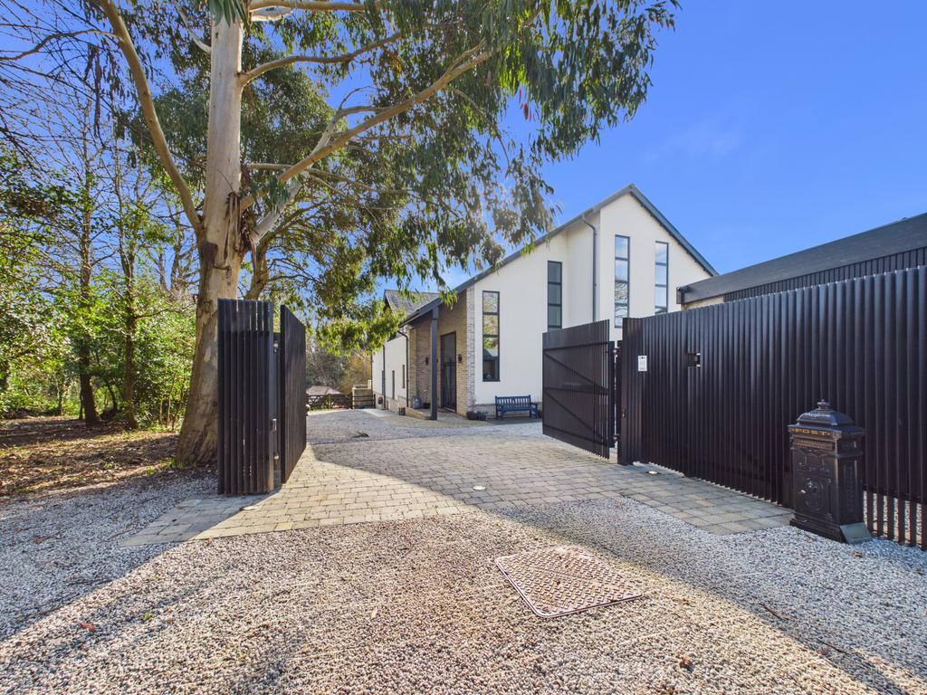 Ultra Luxury 4 Bedroom Property To Let