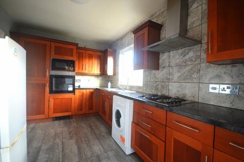 3 bedroom terraced house to rent, Havering Gardens, RM6 5AB