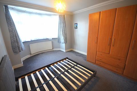 3 bedroom terraced house to rent, Havering Gardens, RM6 5AB