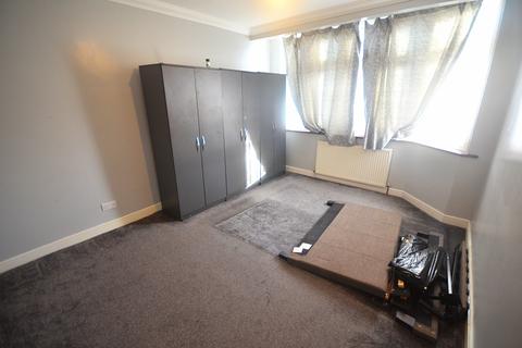 3 bedroom terraced house to rent, Havering Gardens, RM6 5AB