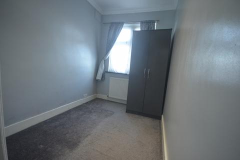 3 bedroom terraced house to rent, Havering Gardens, RM6 5AB
