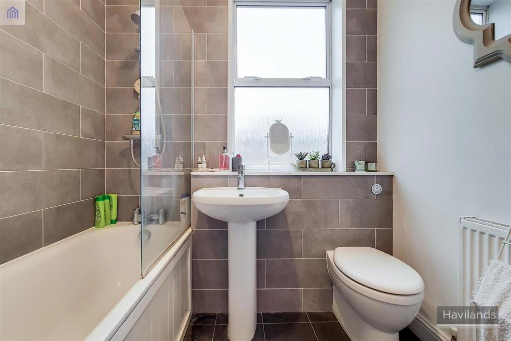 6 Bathroom-0.jpg
