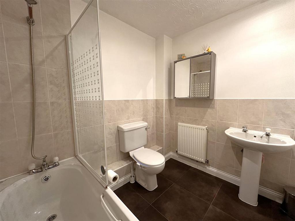 Family Bathroom 907