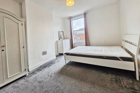 2 bedroom terraced house to rent, Woodside Place, Leeds LS4