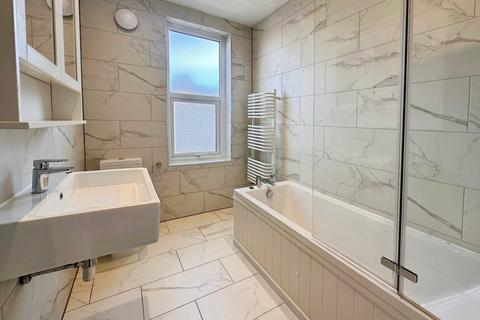 2 bedroom terraced house to rent, Woodside Place, Leeds LS4