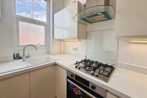 2 bedroom terraced house to rent, Woodside Place, Leeds LS4