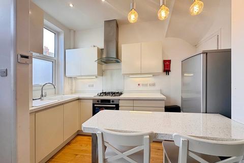 2 bedroom terraced house to rent, Woodside Place, Leeds LS4