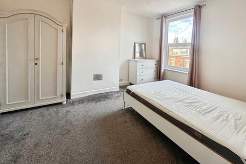 2 bedroom terraced house to rent, Woodside Place, Leeds LS4
