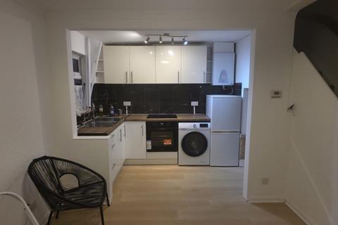 1 bedroom semi-detached house to rent, Hayes UB4