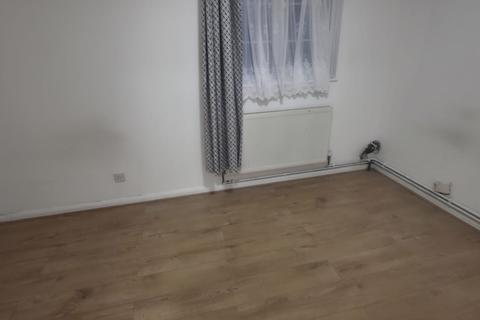 1 bedroom semi-detached house to rent, Hayes UB4