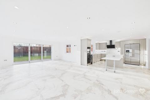 undefined, Deanslade Court