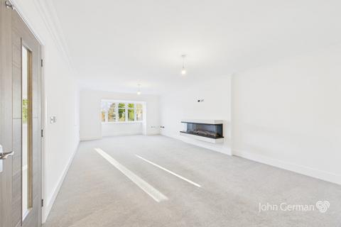 undefined, Deanslade Court