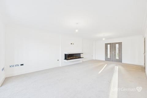 undefined, Deanslade Court