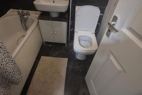 2 bedroom flat to rent, Richards Way, Slough SL1