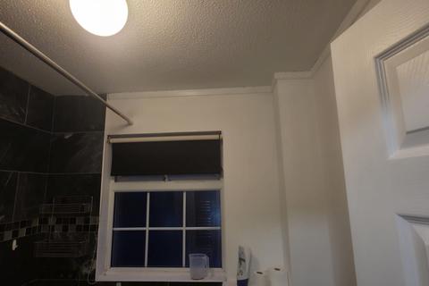 2 bedroom flat to rent, Richards Way, Slough SL1