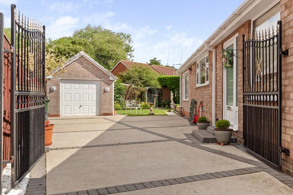 Driveway/Garage