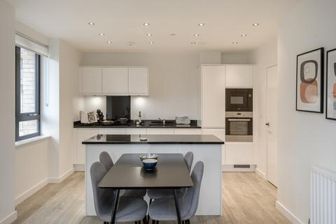 3 bedroom flat to rent, at Manchester, 131 Viscount House  8, Lakeside Drive NW10
