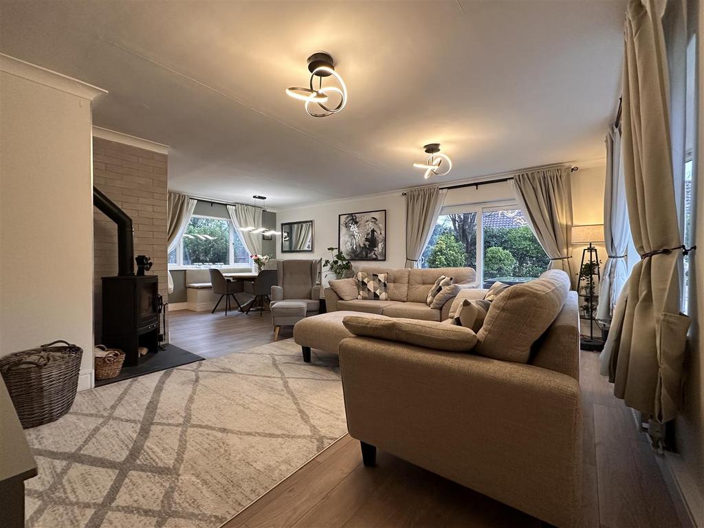 Large Living/Dining Area 128