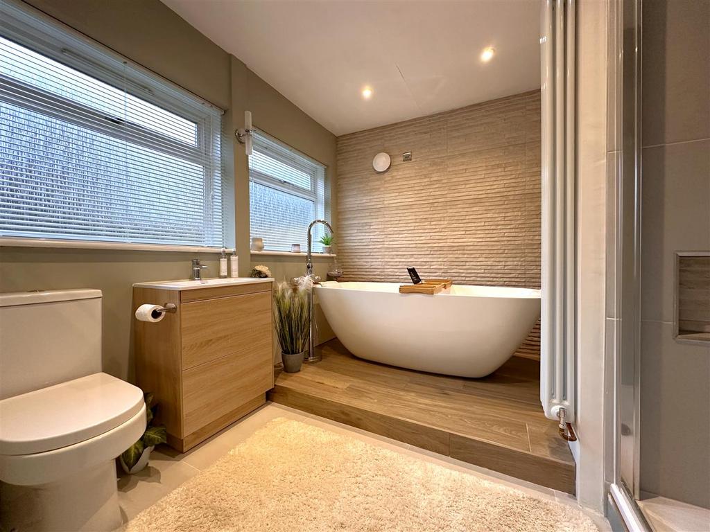 Luxurious Four-Piece Bathroom 059