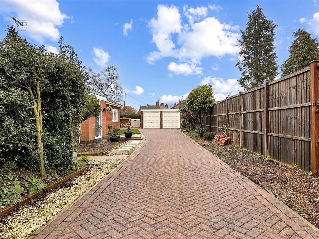 DOUBLE GARAGE &amp; Block Paved Driveway 167