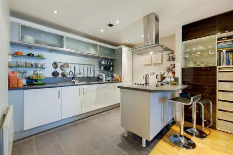 2 bedroom flat to rent, Oyster Wharf, London SW11
