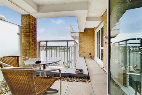 2 bedroom flat to rent, Oyster Wharf, London SW11
