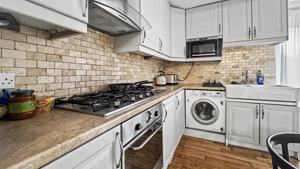Bright, modern kitchen with integrated applianc...