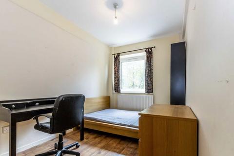 4 bedroom flat to rent, Dickens Estate, London SE1